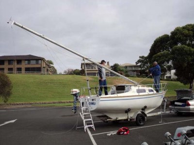 Preparing the line from pulpit to forestay, ready to lift mast off Mastmate on the transom